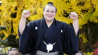 Доволі неочікуваний вибір: сумоїст Аонішікі розповів, яку музику слухає під час тренувань