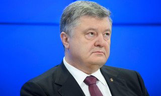 Порошенко чомусь привітав Усика з перемогою. Ляп Президента на виборчій дільниці