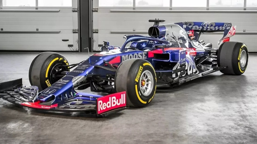 Болид Формулы-1, комбинезоны и плита антикрыла Сенны: что продают на аукционе F1 Authentics