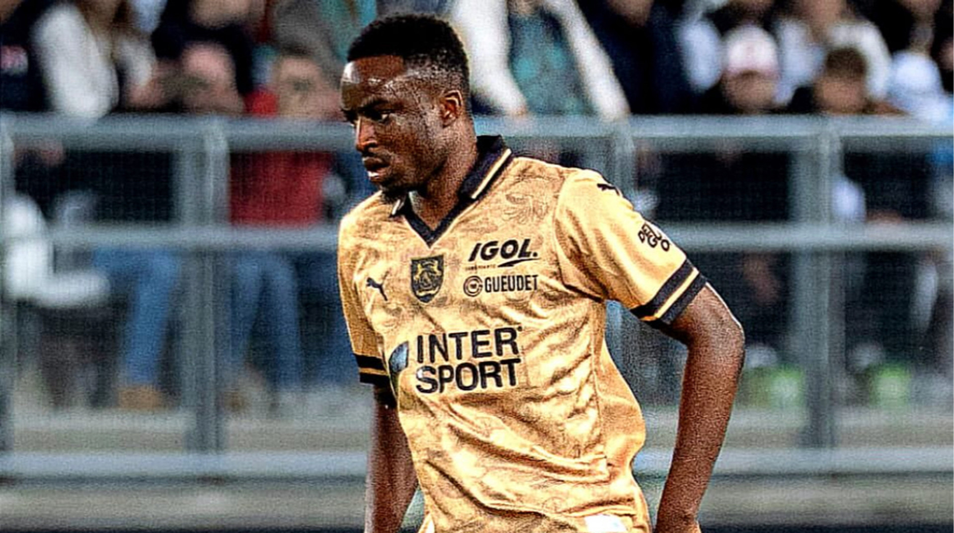 Невдало виніс м'яч: у Франції футболіст випадково вибив собі зуб коліном