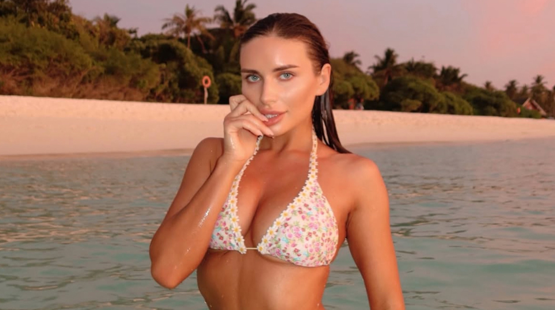 Девушка игрока Динамо поразила пикантными фото с отдыха на Мальдивах