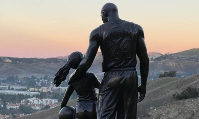 Кобі Браянту та його доньці встановили пам'ятник на місці загибелі