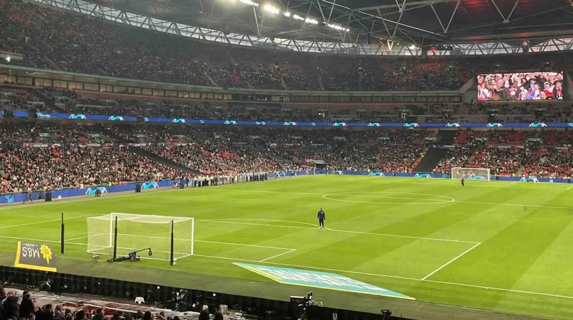 Перемогли Англію і прибрали за собою: японці фанати підкорили соцмережі своєю вихованістю