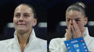 Емоції через край: Костюк заплакала під час виконання гімну України в Китаї