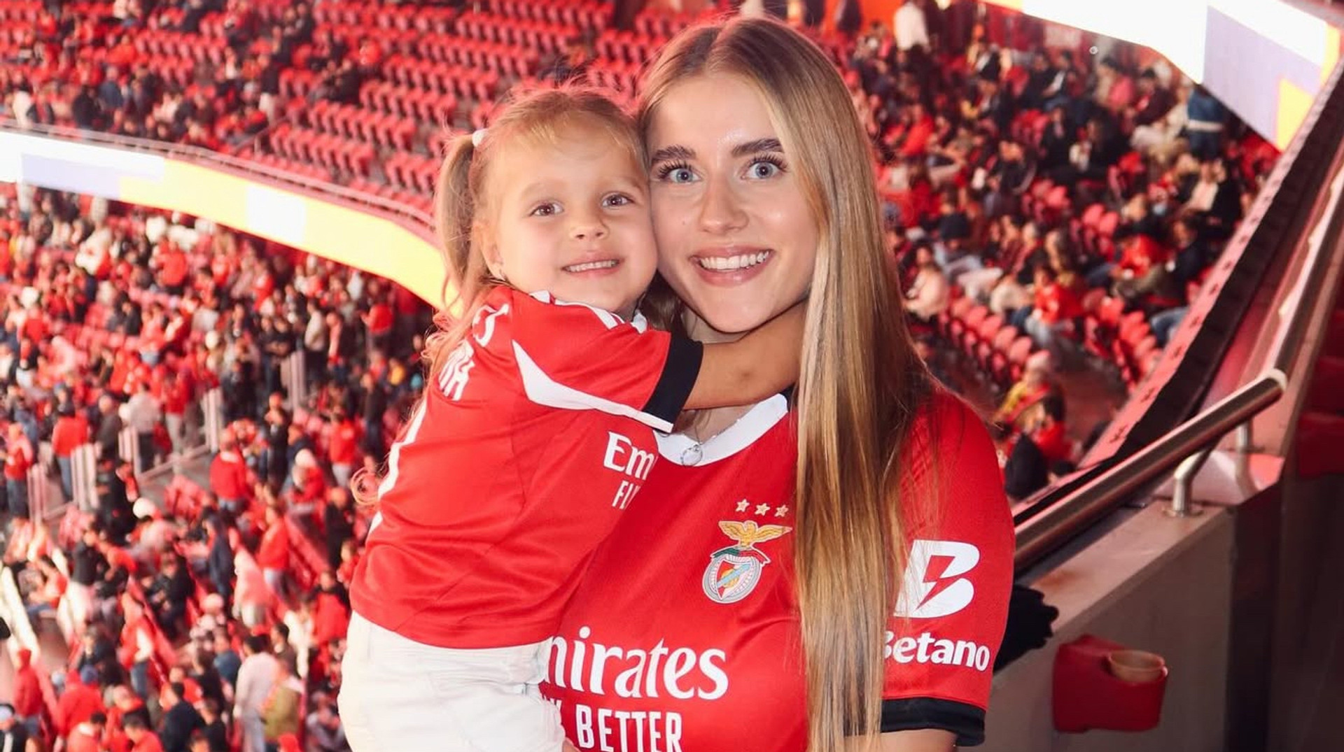 Милая поддержка: жена Судакова вместе с дочерью и мамой посетила матч Бенфики