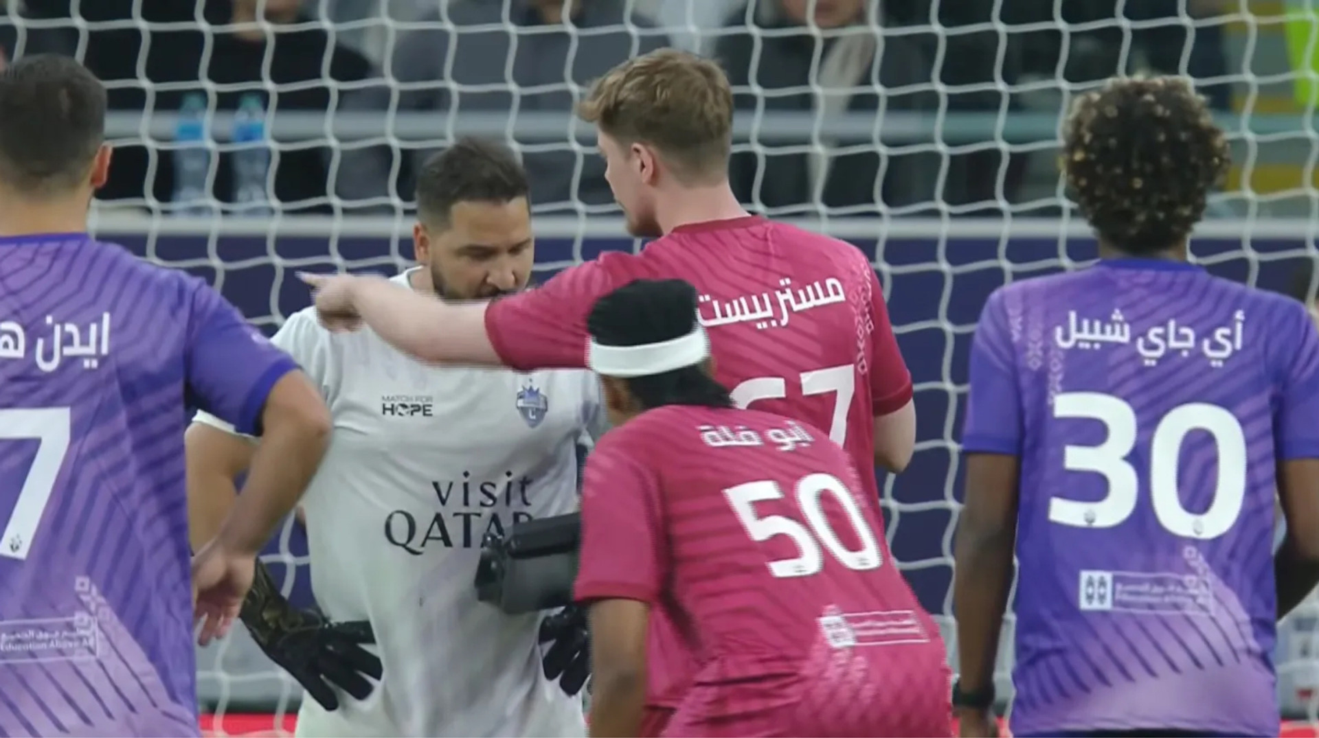 Дав гроші, щоб пішов з воріт: зірковий блогер підкупив воротаря на благодійному матчі в Катарі