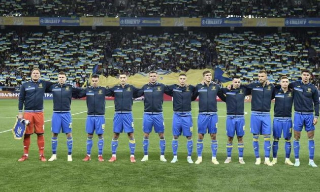 Збірна України зробила пам'ятне фото з уболівальниками після перемоги над боснійцями
