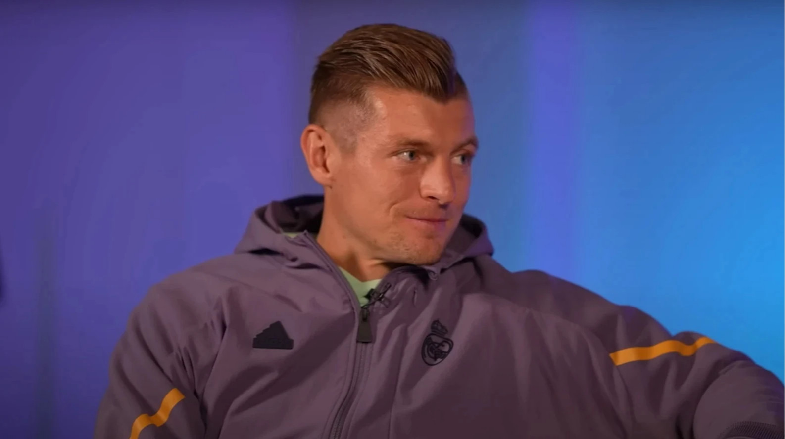 Кроос начал карьеру в агентском бизнесе