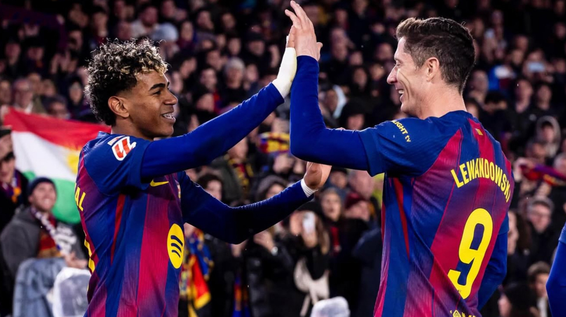 Попросил потянуть за палец: Левандовский разыграл Ямала на тренировке Барселоны