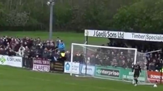 Заважав вводити м'яч у гру: в Англії голкіпер вдарив фаната прямо під час матчу