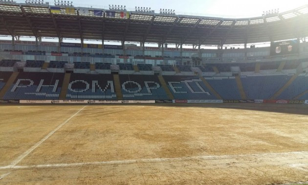 В Одесі фарбують газон перед матчем ЛЄ. ВІДЕО