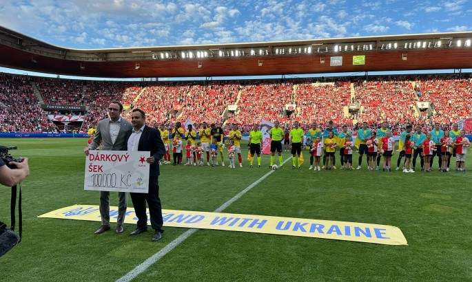 Славія передала 100 тисяч крон на допомогу українським дітям