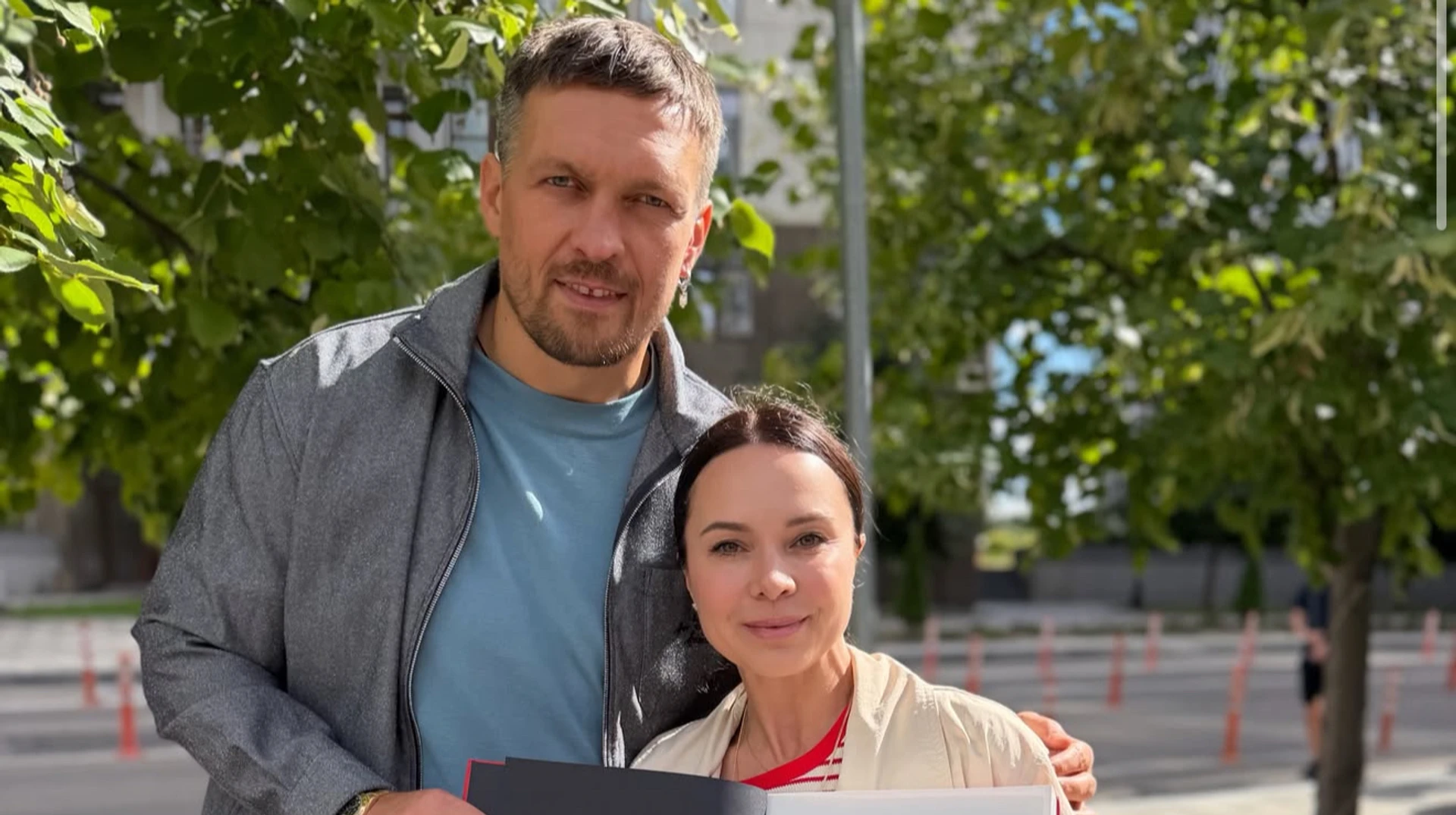 Подкопаєва зустрілася з Усиком: український боксер підписав олімпійській чемпіонці книгу про бій із Ф'юрі