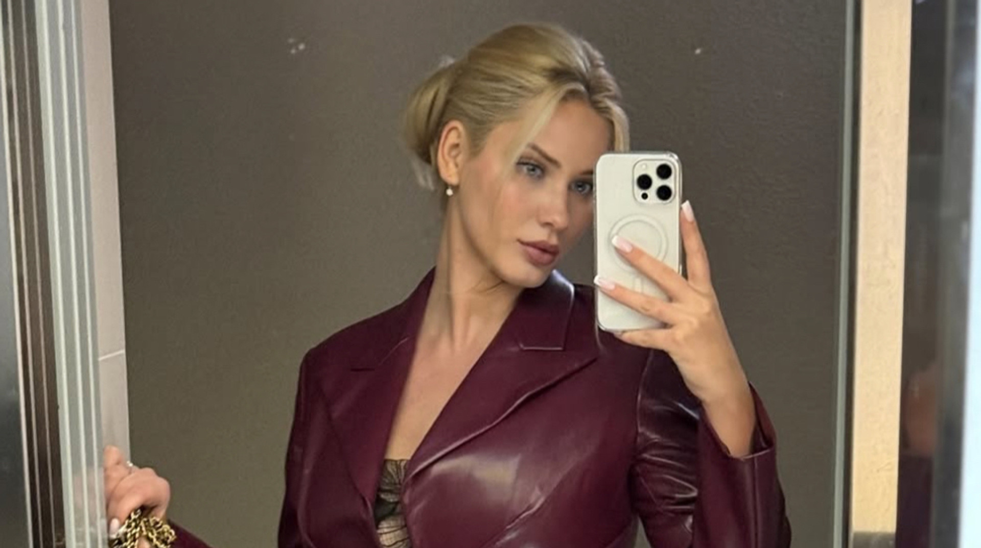 Подарок уровня люкс: футболист сборной Украины поразил жену браслетом Cartier за более 1,3 млн грн