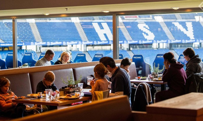 Гамбург запросив українських біженців на обід у ресторані на домашньому стадіоні
