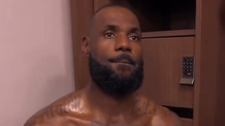 Довелося відповідати на питання оголеним: журналісти застали Леброна в одному рушнику після матчу