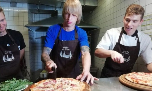Захисник Динамо показав як треба готувати піцу. ВІДЕО