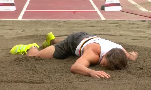Бельгійський легкоатлет отримав травму під час стрибка в довжину. Він приземлився обличчям у пісок