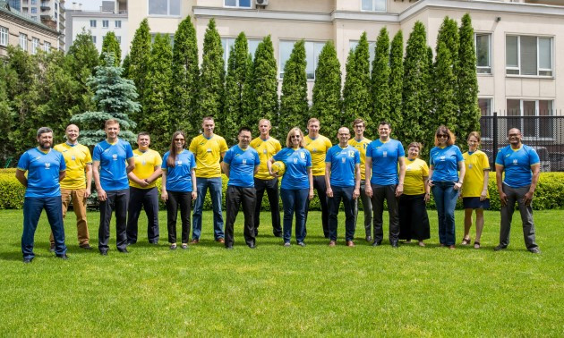 Працівники посольства США в Києві одягнули форму збірної України