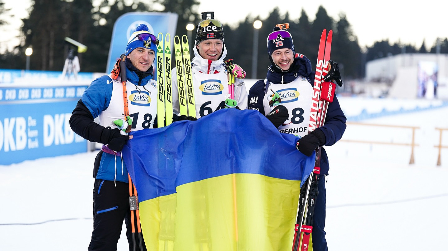 Норвезькі біатлоністи підтримали Україну під час квіткової церемонії за участі Підручного