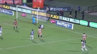 І таке буває: у Колумбії футболіст забив гол дупою, але його скасували через офсайд