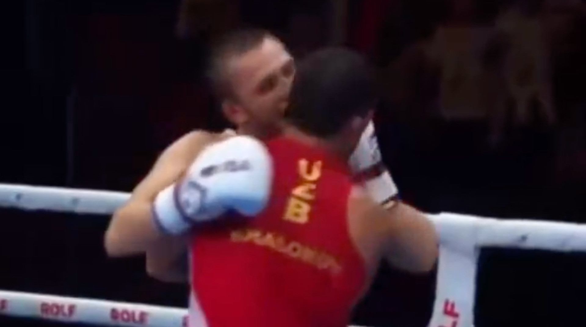 В стиле Майка Тайсона: российский боксер укусил соперника за ухо в финале чемпионата мира IBA