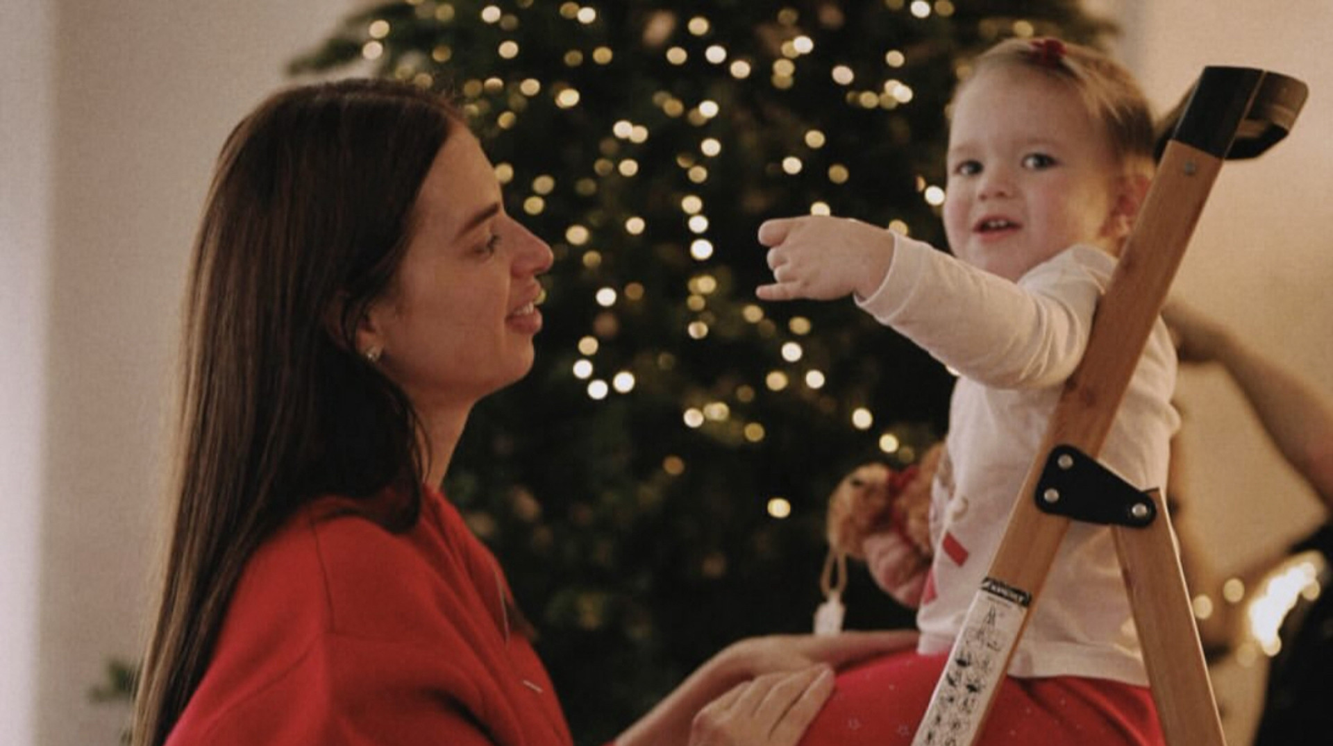 Жена Усика поздравила фанатов с Рождеством теплой семейной фотосессией