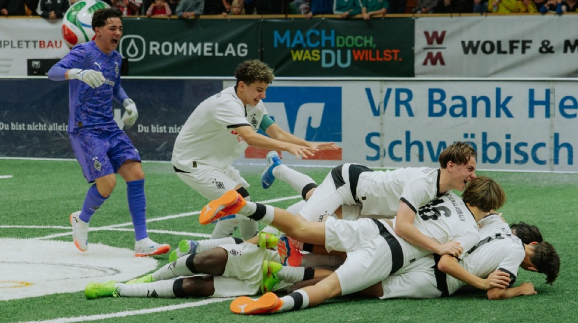 Гол, который решил судьбу чемпионства: вратарь забил в собственные ворота после удара в перекладину