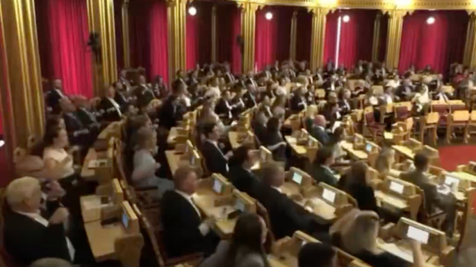 Норвезький тренд дійшов до парламенту: депутати влаштували веслування вікінгів після розгрому на ЧС-2026