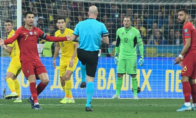 Екс-арбітр FIFA: Пенальті у ворота збірної України не було