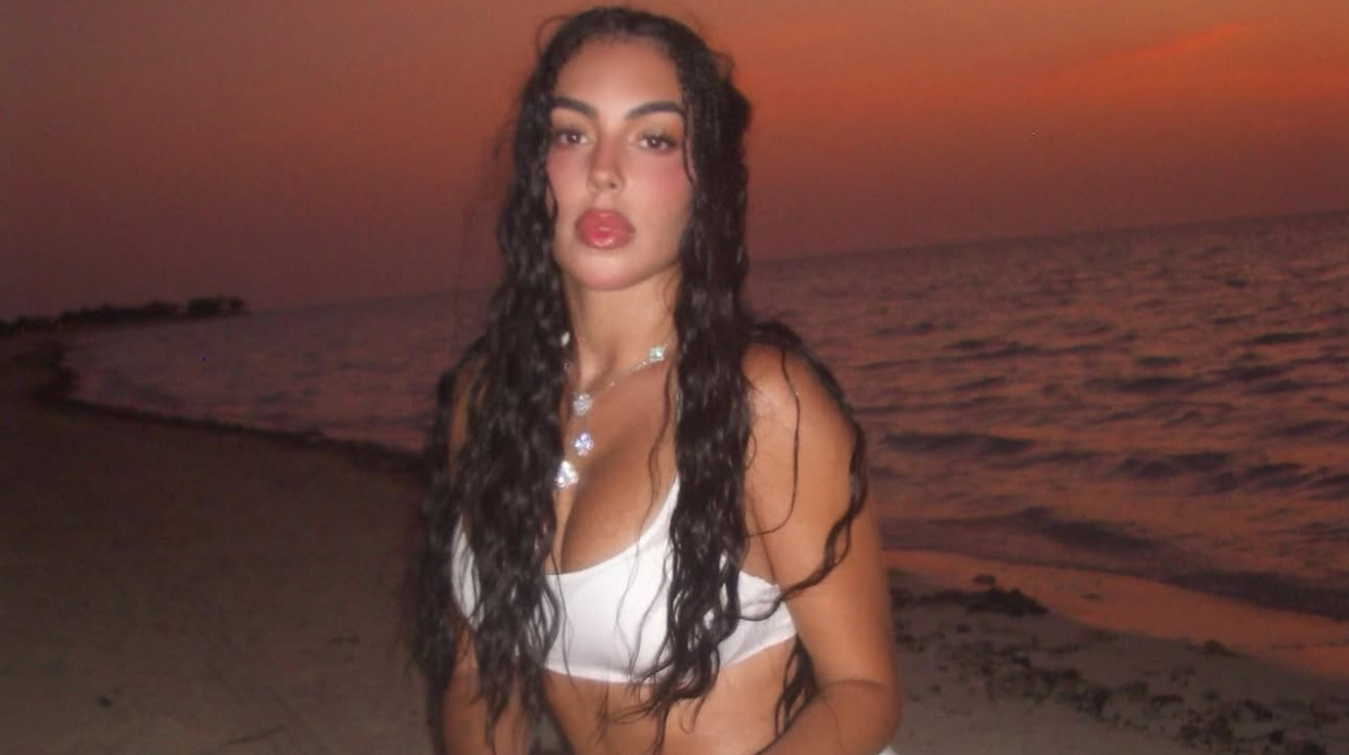 Джорджина у вогні: наречена Роналду підкорила серця фанатів відвертим образом