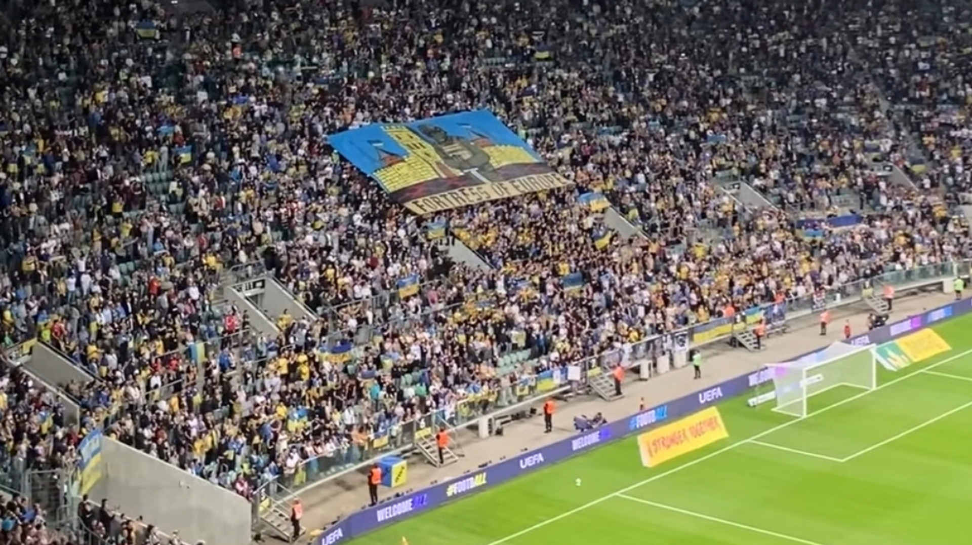 Фортеця Європи: українські фанати вразили символічним банером під час матчу з Францією