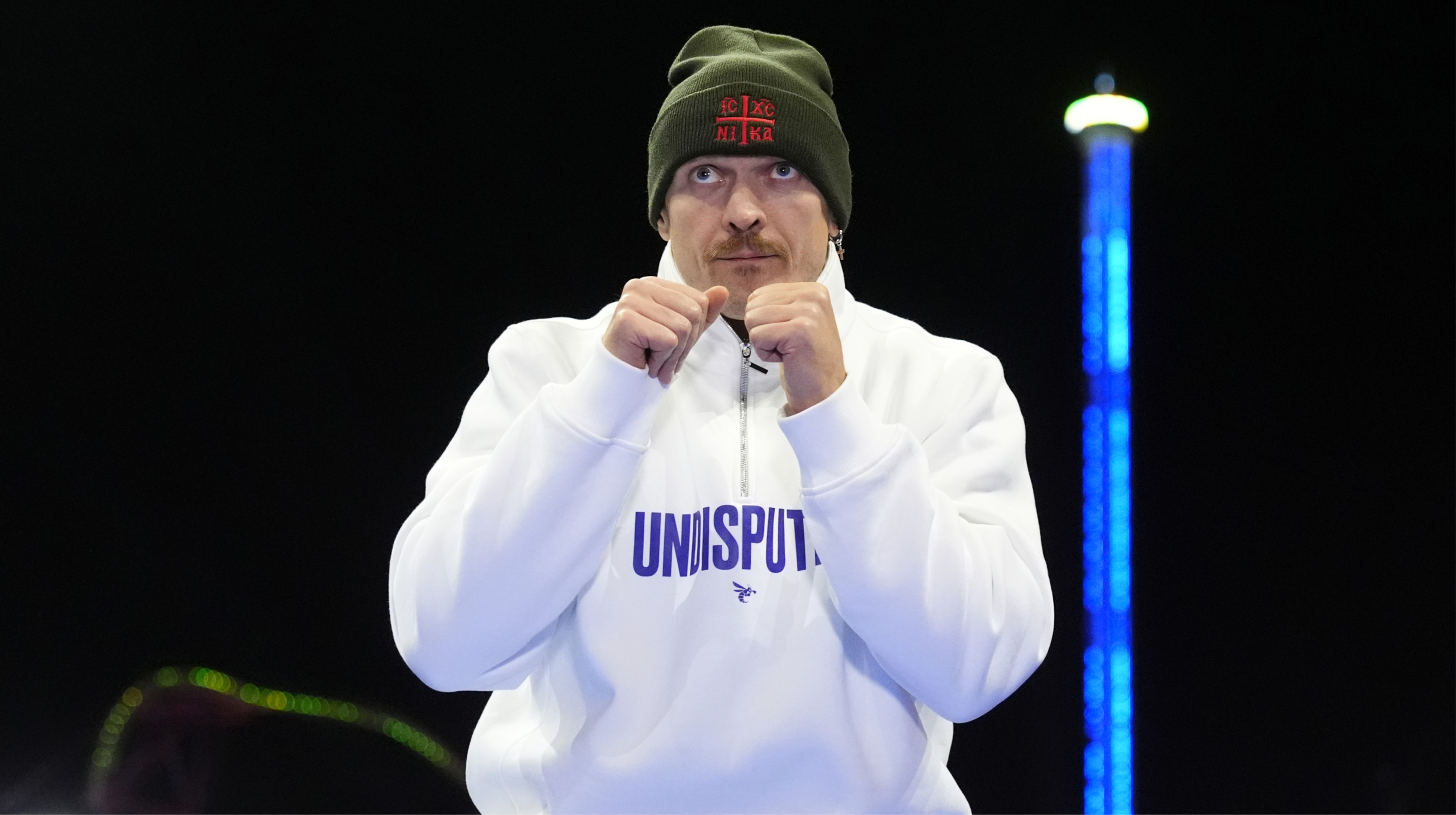 The champ is here: Усик прибув до Лондона