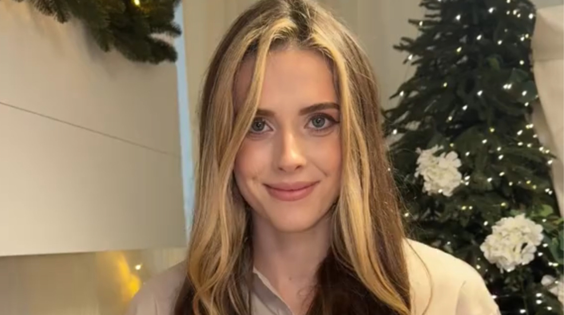 Поделилась праздничным настроением: Магучих покорила фанатов зажигательными танцами на фоне елки