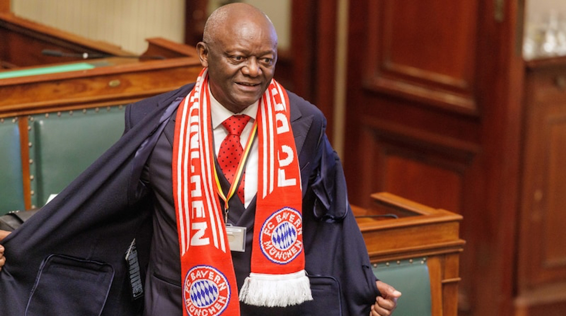 Батько тренера Баварії порушив дрес-код у парламенті, креативно відсвяткувавши вихід мюнхенців у півфінал ЛЧ