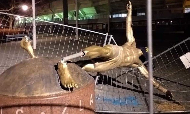 У Швеції звалили статую Ібрагімовича