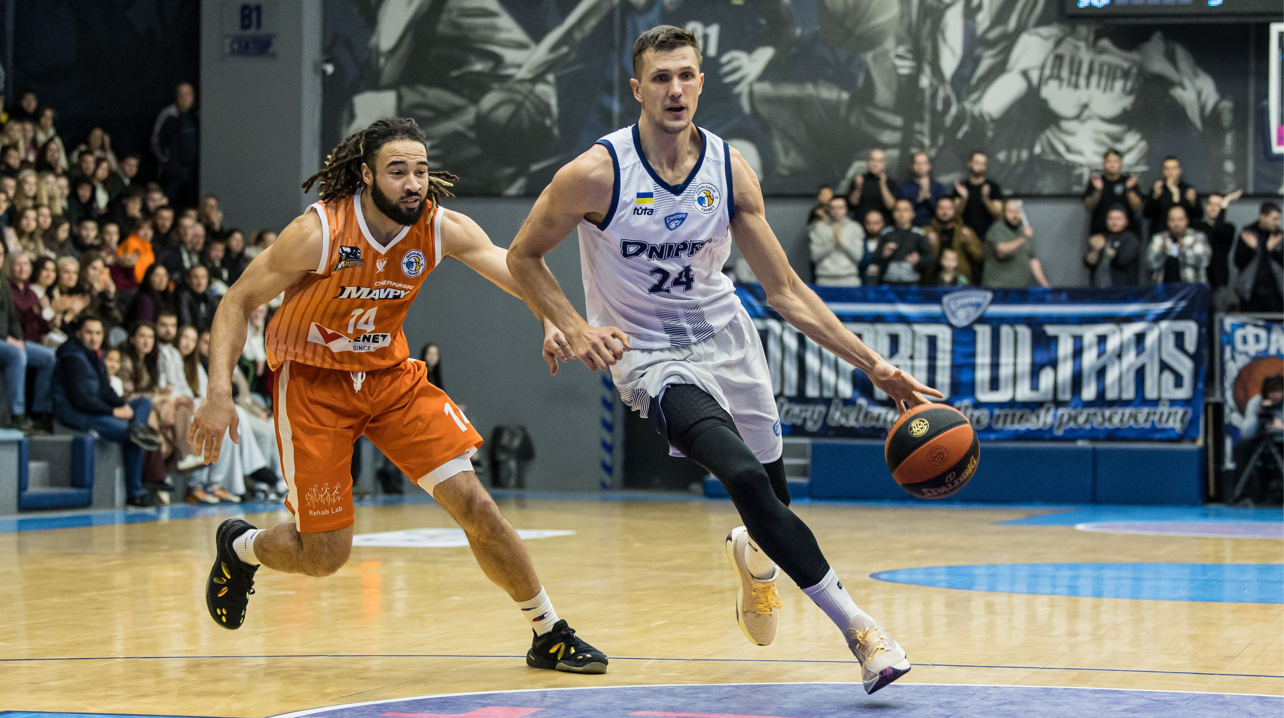 Днепр обыграл Черкасских Мавп, Кривбасс одолел Ровно, не обошлось без стычки