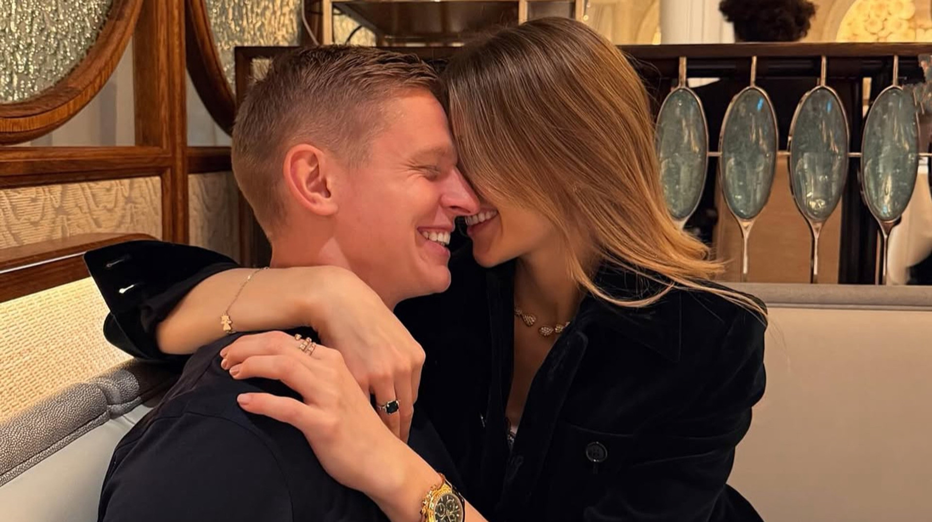 Влада Зінченко милим фото підтримала футболіста після важкої операції на коліні