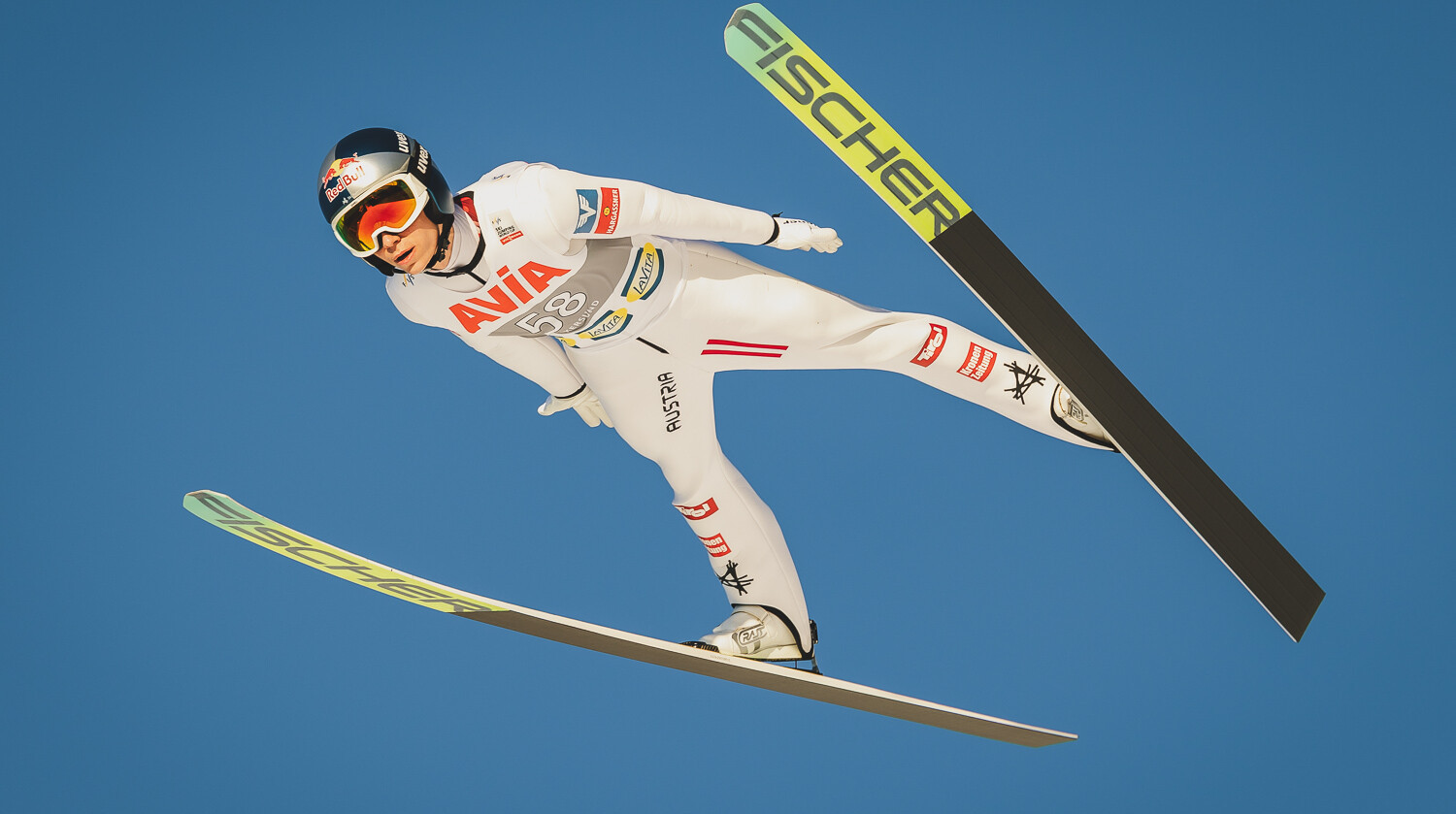 Стрибки з трампліна. Ембахер здобув першу перемогу в кар’єрі