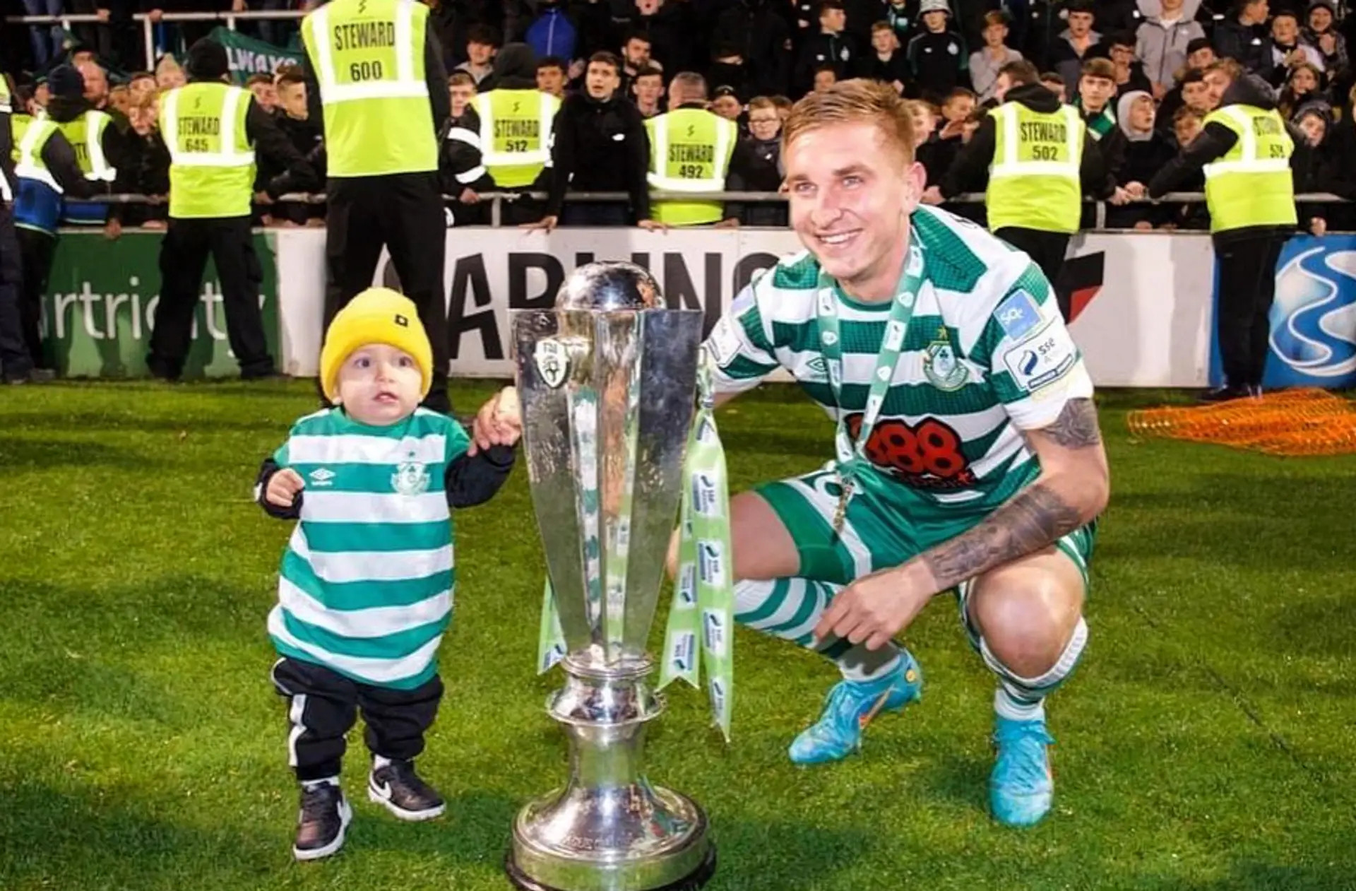 Виктор Серденюк с сыном Алексом после получения Кубка Ирландии 2022 года