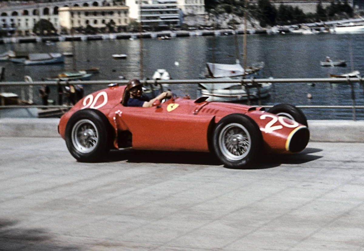 Хуан Мануель Фанхіо за кермом Феррарі на Гран-прі Монако 1956 року