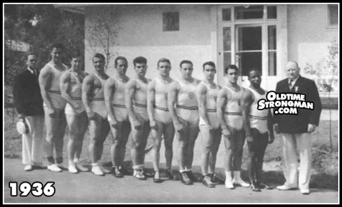 Джон Терпак (пятый справа) в составе олимпийской сборной США, 1936