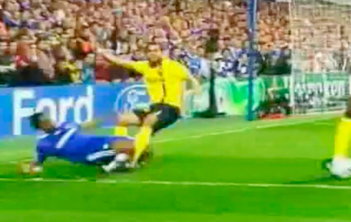 Фол Алвеса на Малуда поза штрафним майданчиком, marca.com