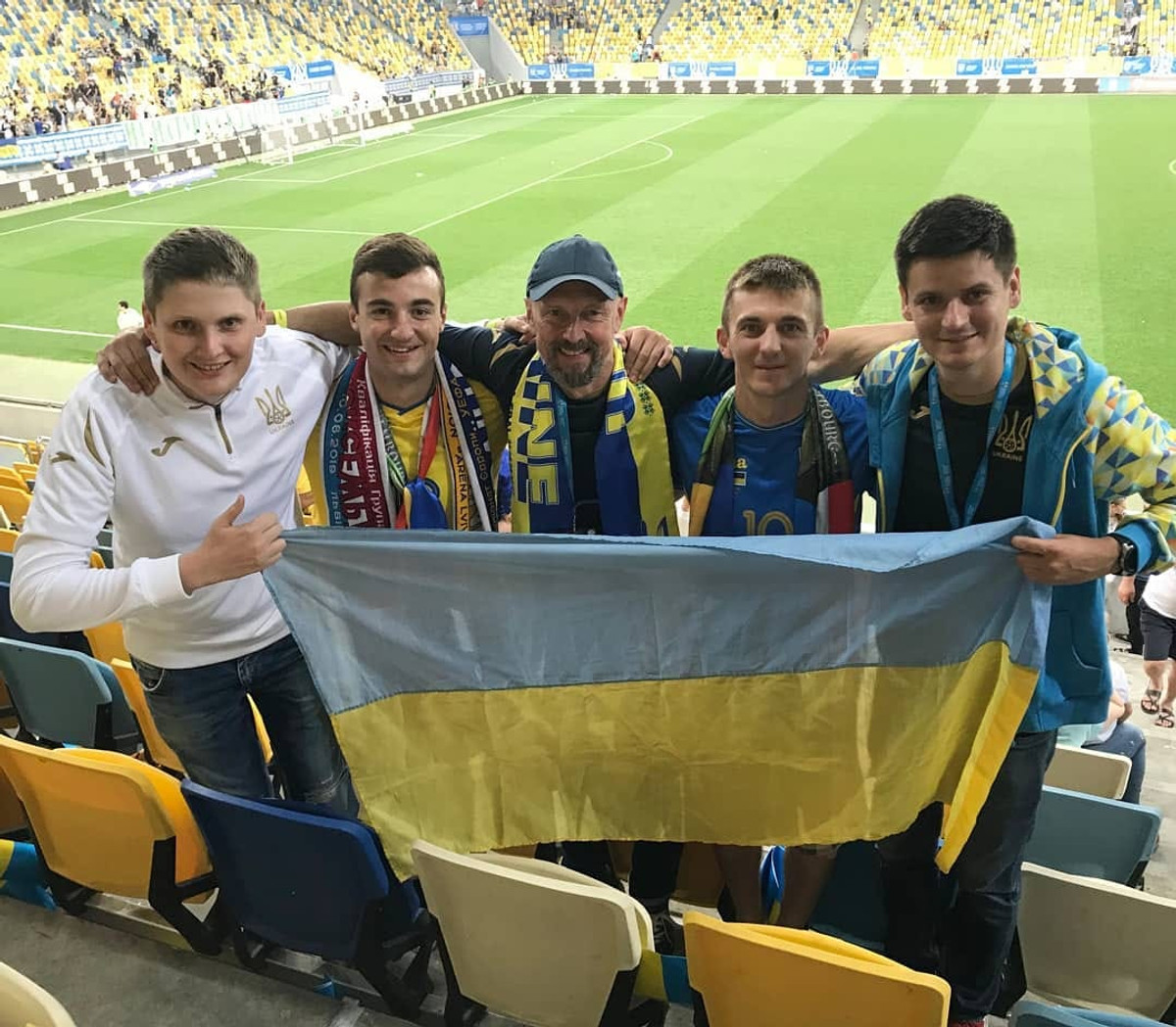 Тарас Лесюк та Дмитро Підручний із друзями-уболівальниками на матчі збірної України з футболу