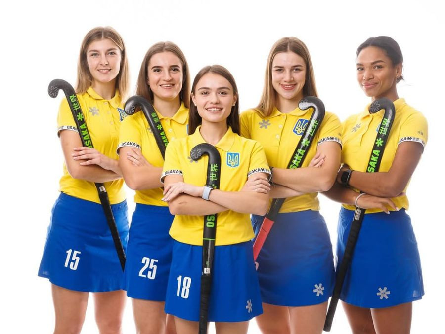 Игроки сборной Украины. Арина Леонова крайняя справа.