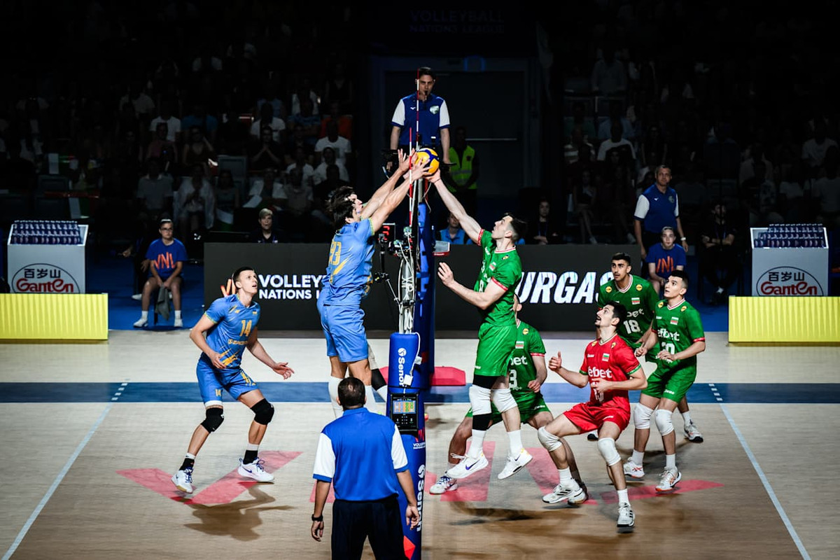 Збірні України та Болгарії борються за перехідний м'яч