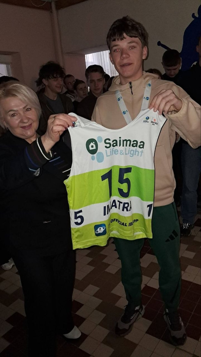 Тарас Тарасюк (праворуч) зробив презент директорці рідної школи