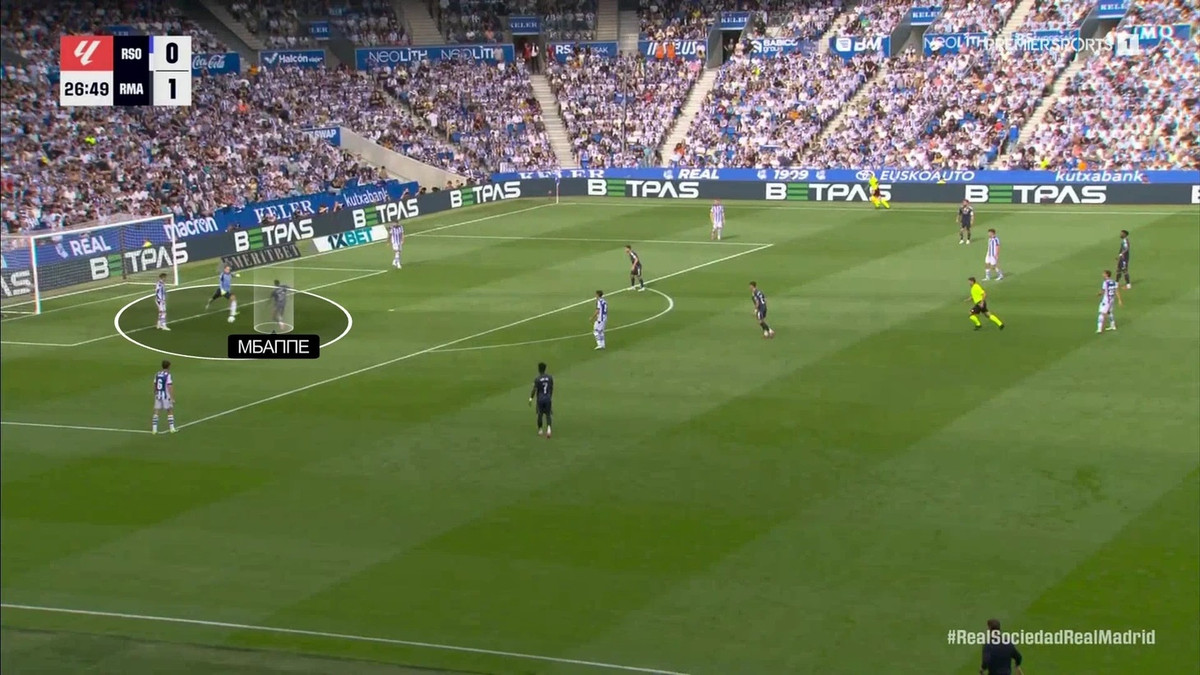 Мбаппе пресингує Алекса Реміро поблизу його воріт