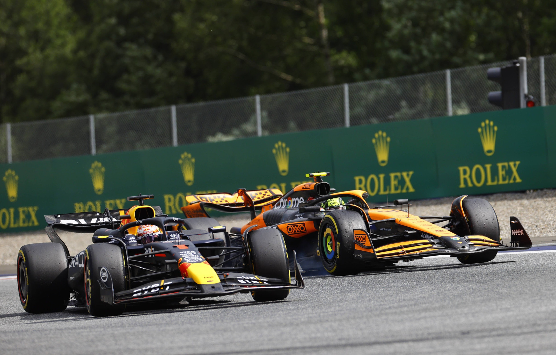 Макс Ферстаппен обороняет позицию от атак Ландо Норриса на Гран-при Австрии 2024