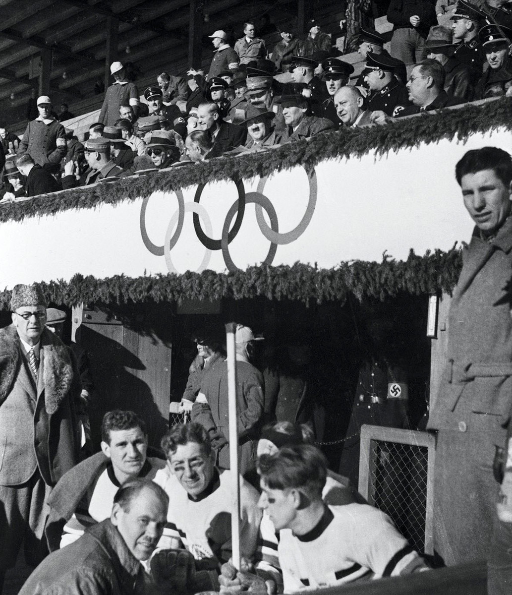 Гарміш-Пантеркірхен, 1936 рік. Адольф ГІТЛЕР у головній ложі на матчі Німеччина – Велика Британія, над лавою запасних команди гостей